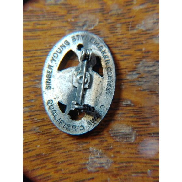 Singer (Sewing Machines) Young Stylemaker Contest Qualifier's Award Pin Vintage - Picture 3 of 4